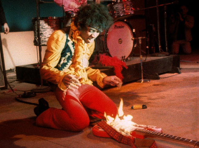 Jimi-Hendrix-brucia-la-sua-